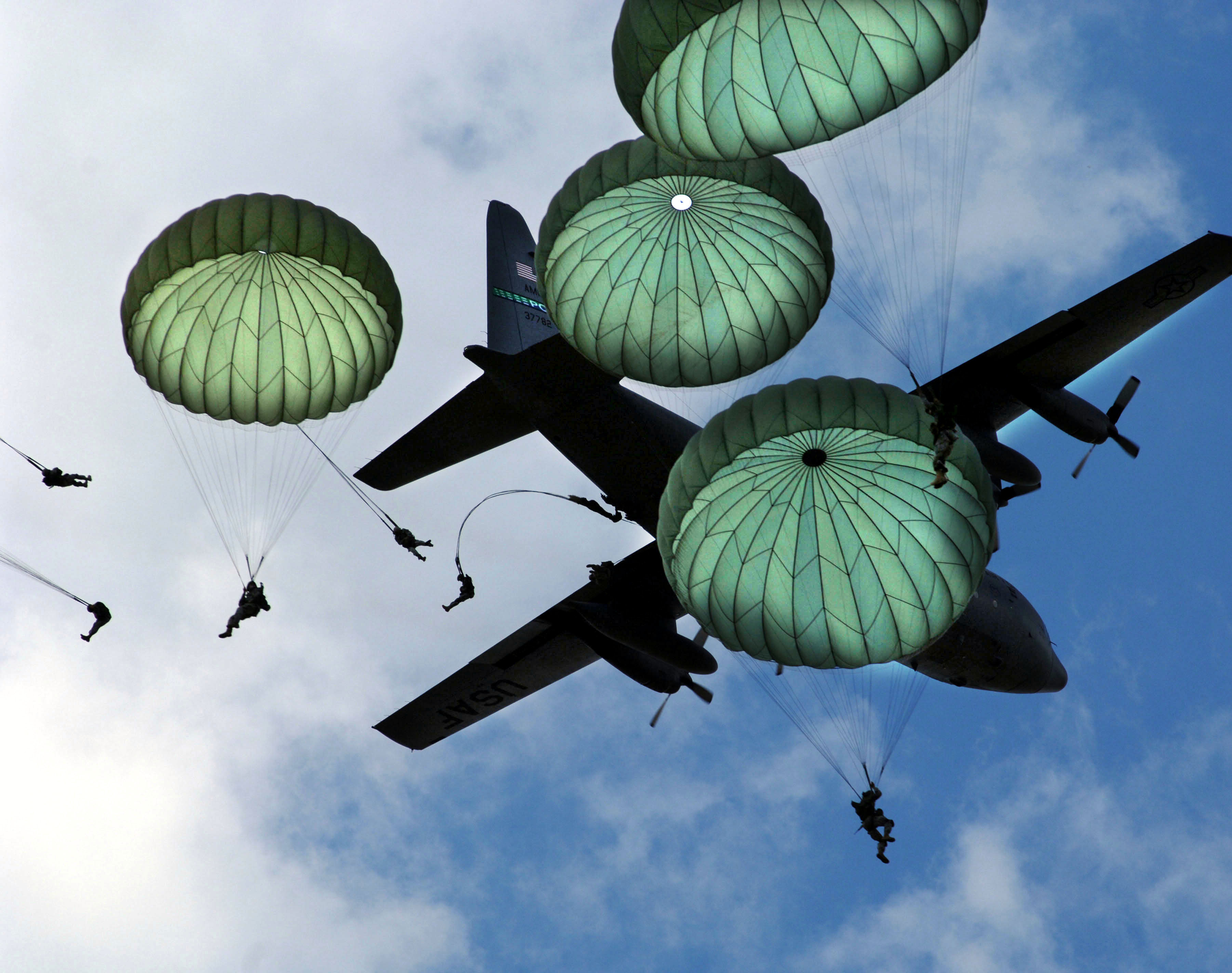 82nd_Airborne_Mass_Jump-JSOH2006.jpg