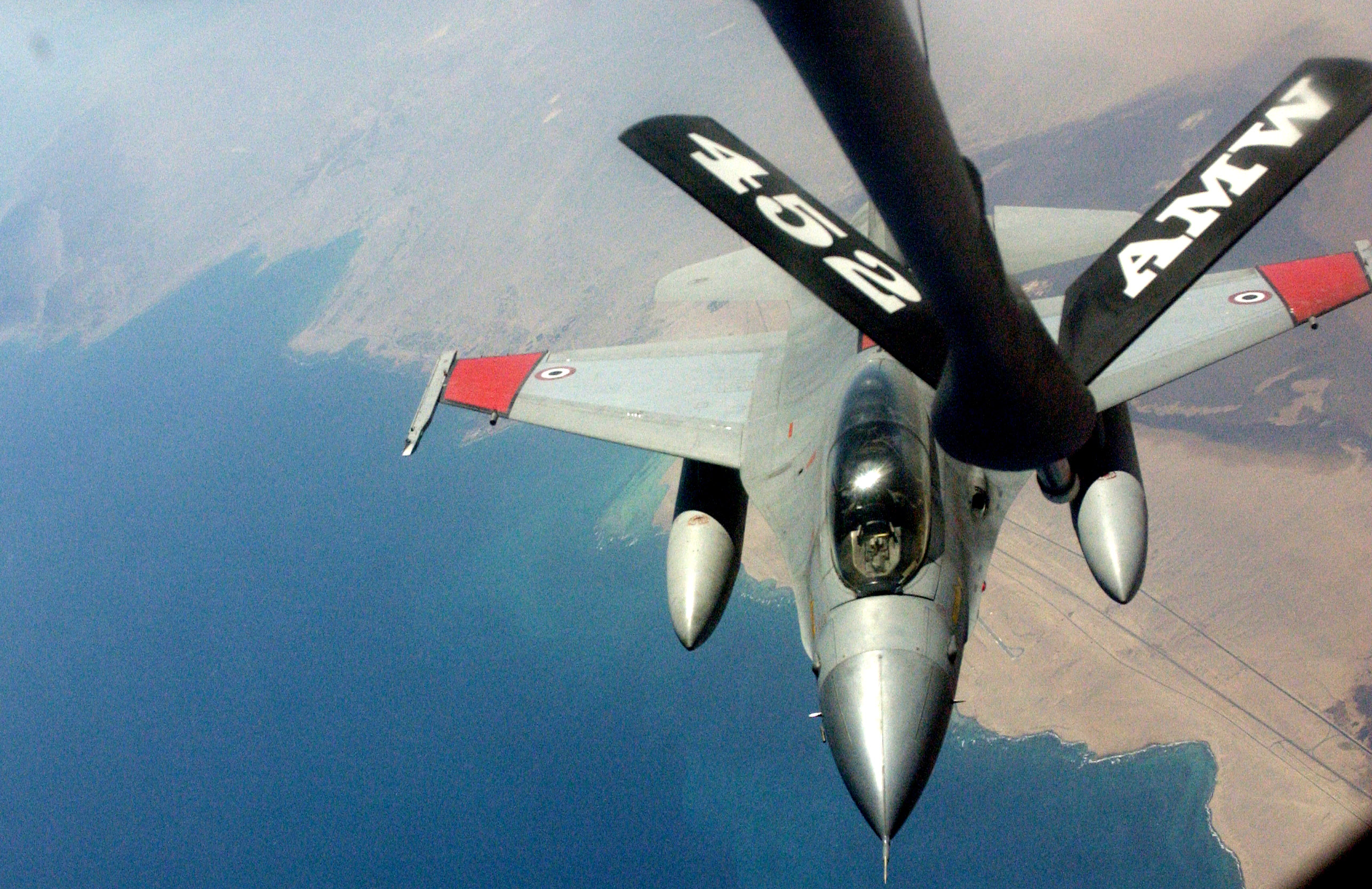Egyptian_air_force_F-16_refueling.jpg
