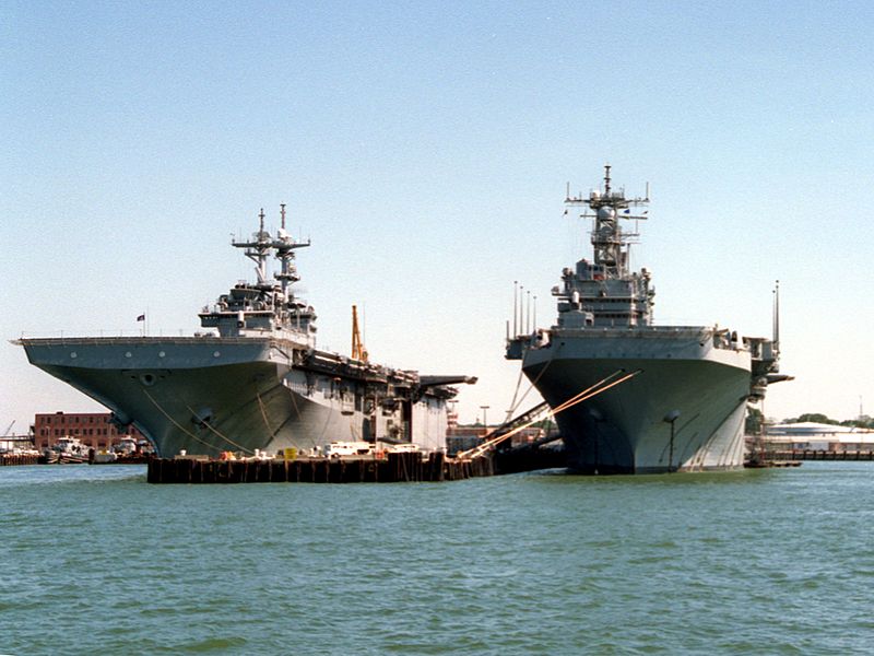 800px-USS_Saipan_%28LHA-2%29_and_USS_Wasp_%28LHD-1%29_at_Norfolk_in_1993.JPEG