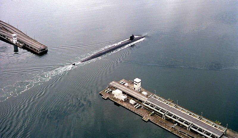 800px-USS_Ohio_(SSBN-726)_at_Hood_Canal_Bridge.jpg