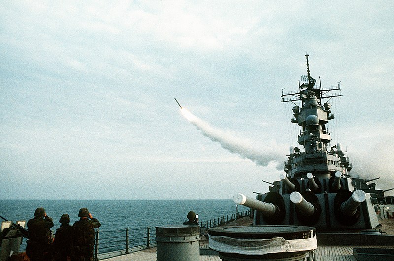 800px-USS_Wisconsin_%28BB-64%29_launching_Tomahawk.jpg