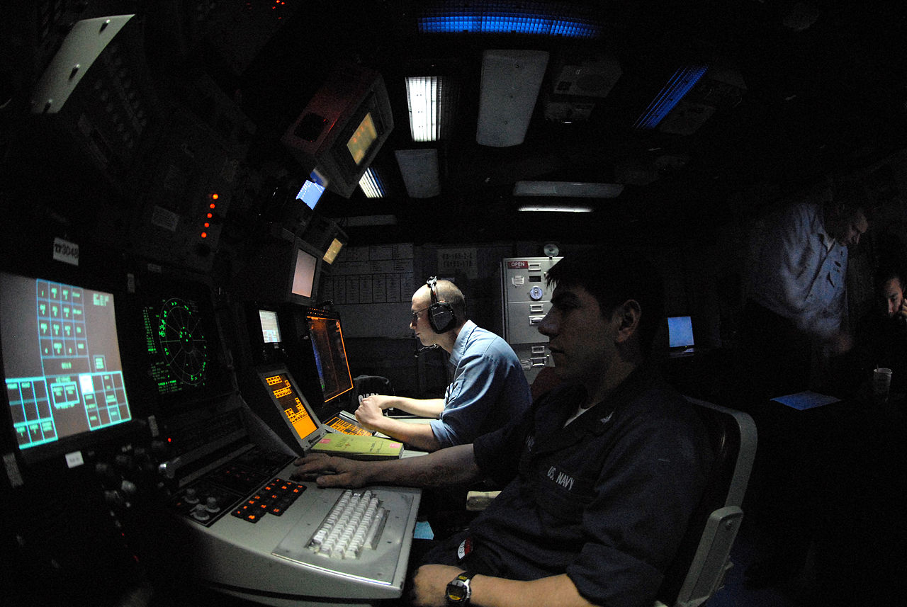 1280px-US_Navy_060519-N-2959L-004_Cryptologic_technicians_monitor_electronic_emissions_in_the_Electronic_Warfare_module_aboard_the_Nimitz-class_aircraft_carrier_USS_Ronald_Reagan_(CVN_76).jpg