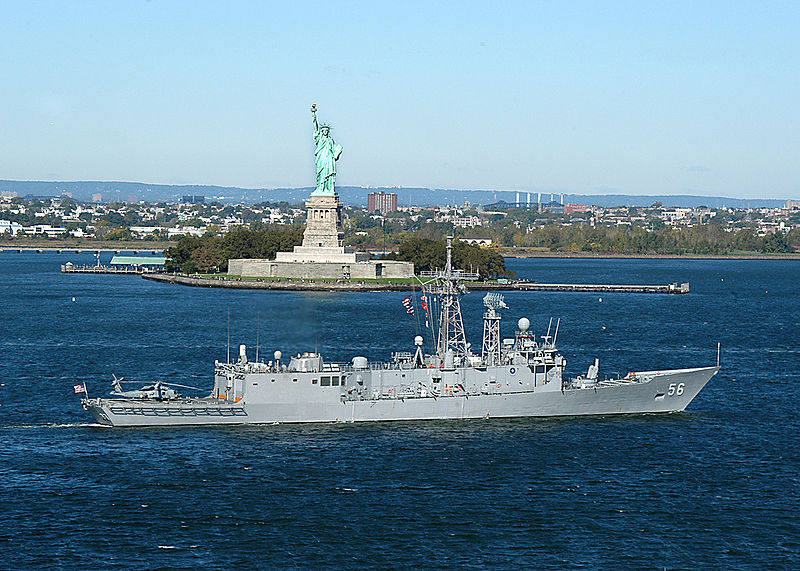 800px-USS_Simpson_%28FFG_56%29_sails_past_the_Statue_of_Liberty.jpg