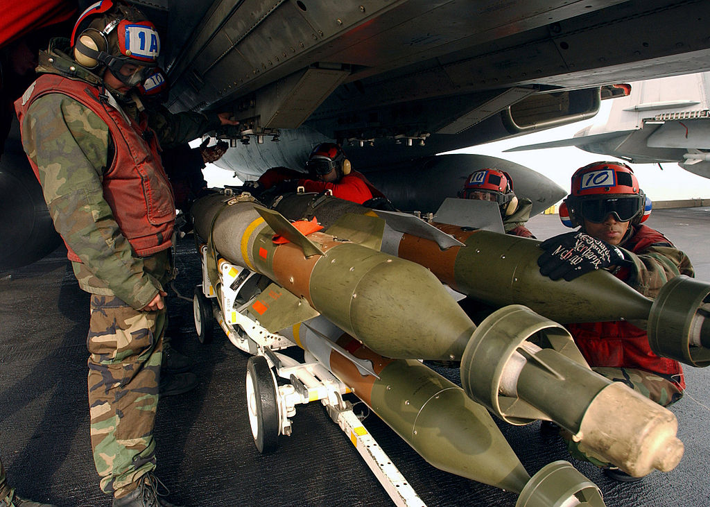 1024px-US_Navy_050112-N-5345W-074_Aviation_Ordnancemen_prepare_to_load_500-pound_laser_guided_bombs_(GBU-12)_onto_weapon_pylons_under_an_F-14B_Tomcat.jpg