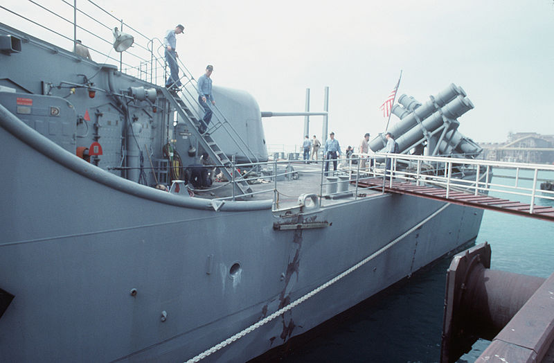 800px-USS_Princeton_%28CG-59%29_mine_damage.jpg