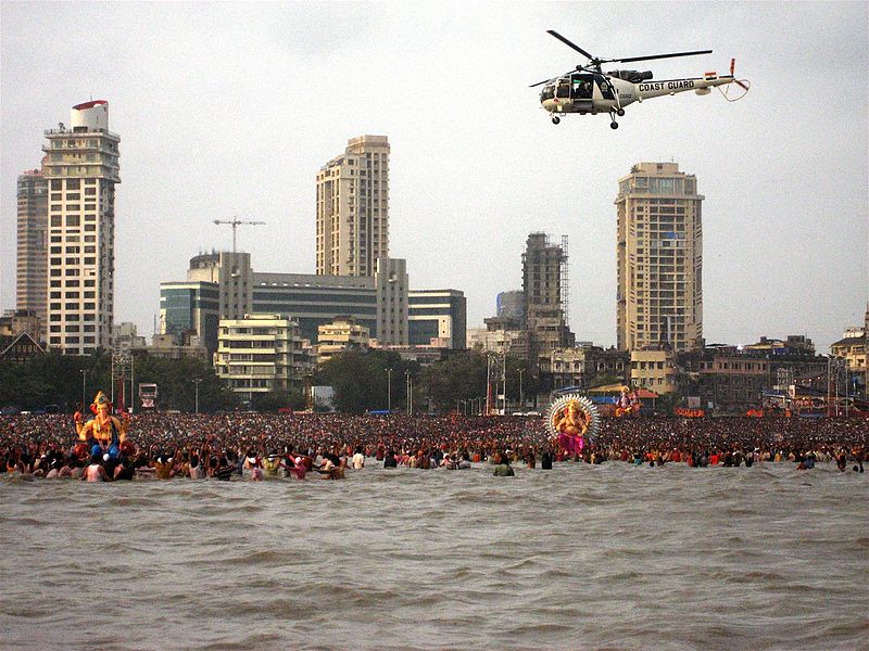 800px-Cost_Guard_Helicopter_Chowpatty.jpg