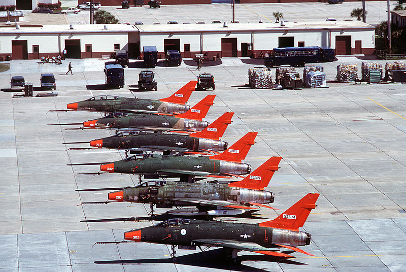 800px-QF-100_Super_Sabres_at_Tyndall_AFB_1990.jpeg