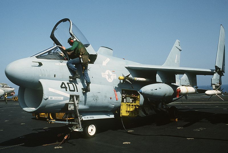 800px-A-7E_VA-72_on_USS_America_%28CV-66%29_Apr_1986.JPEG