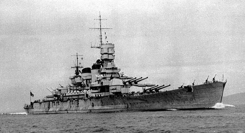 800px-Italian_battleship_Roma_%281940%29_starboard_bow_view.jpg