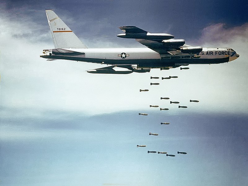 800px-Boeing_B-52_dropping_bombs.jpg