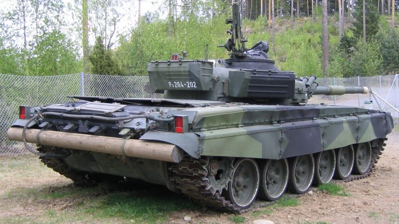 800px-Finnish_Army_T-72_Ps264-202_rear.jpg