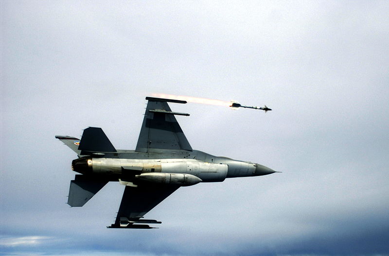 800px-F-16C_Fighting_Falcon_fires_an_AIM-9_Sidewinder.jpg
