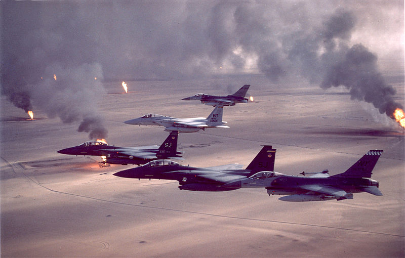 800px-USAF_F-16A_F-15C_F-15E_Desert_Storm_pic.jpg