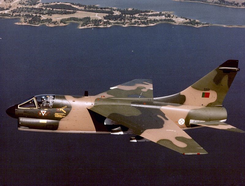 800px-Portuguese_A-7P_Corsair_II_in_flight_c1984.jpg