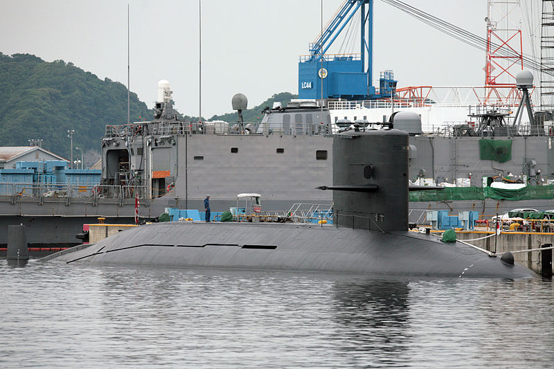 800px-Harushio_class_submarine_docked.JPG