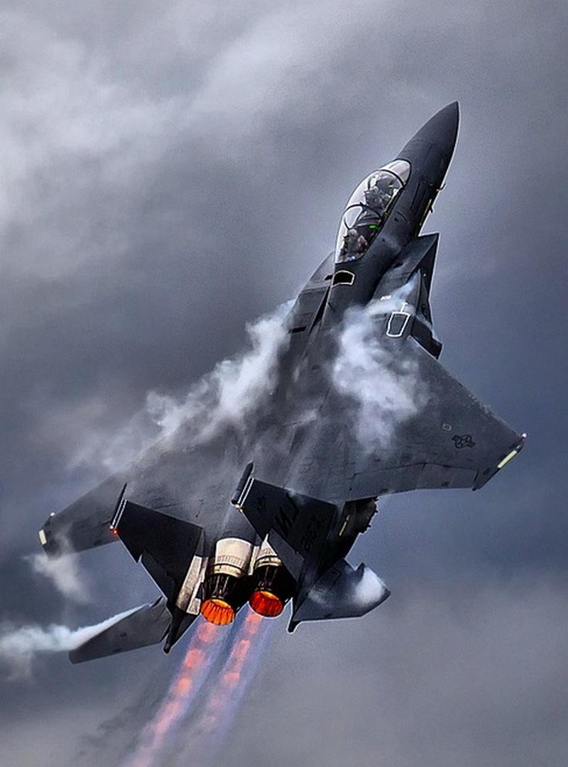 F-15-Eagle-Demonstration-Team-2.jpg