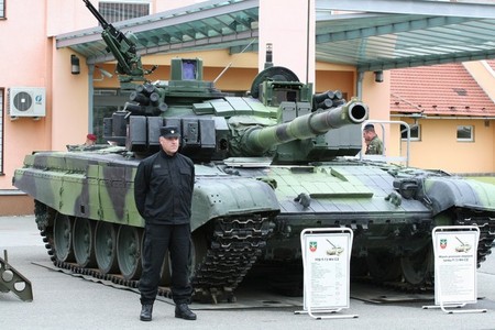 1-ukazka-techniky-tank-t-72m4cz_2.jpg