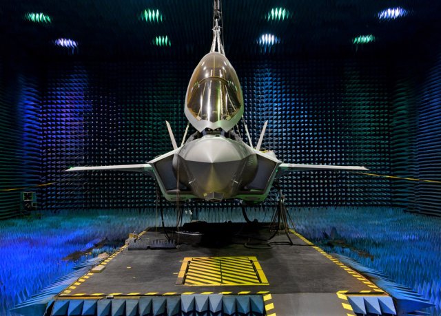 Lockheed_Martin_s_F_35A_started_undergoing_Electromagnetic_Effects_testing_640_001.jpg