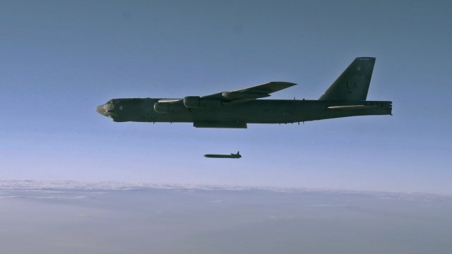 USAF_B_52H_bomber_successfully_test_launched_AGM_86B_nuclear_cruise_missile_640_001.jpg