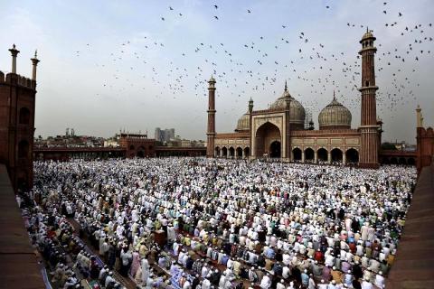 Eid-Al-Fitr-Prayer-and-Celebrations.jpg