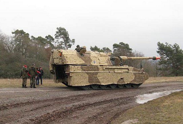 Pzh_2000_with_self-propelled_howitzer_with_MMT_mobile_multispectral_camouflage_system_Germany_German_army_001.jpg