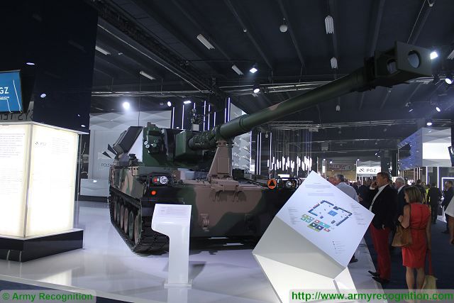KRAB_155mm_self-propelled_howitzer_K9_chassis_MSPO_2015_defense_exhibition_Kielce_Poland_640_001.jpg