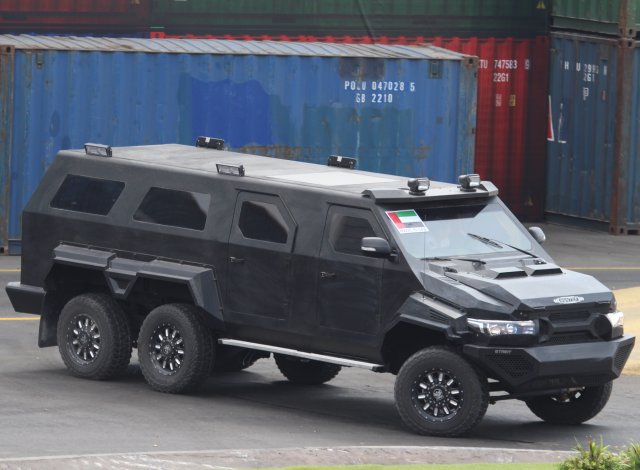 A_new_big_one_from_Streit_Group_unveiled_at_IDEX_2015_the_Hunter_6x6_640_002.jpg