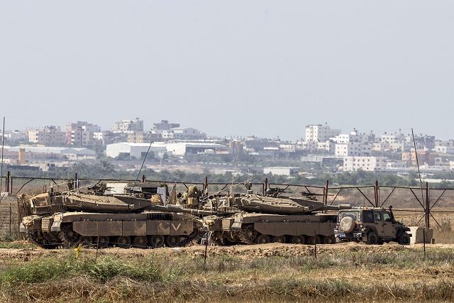 Israeli_army_has_sent_troops_with_tanks_and_artillery_to_the_border_with_the_Gaza_Strip_640_001.jpg