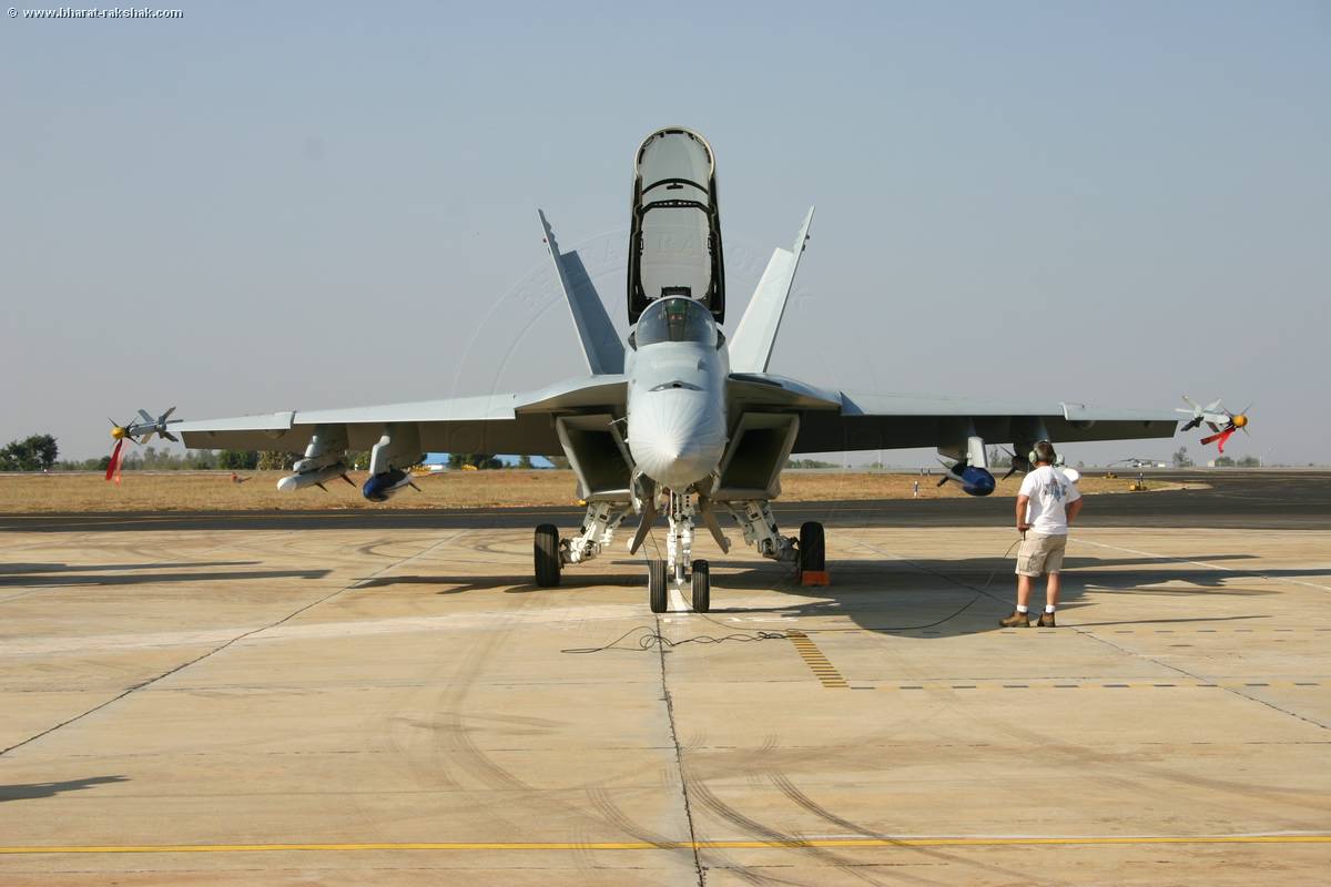 F-18+Super+Hornet+Head+on+shot.jpg