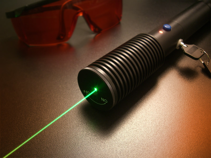 powerful-green-laser-pointer.jpg