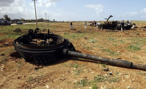 Destroyed-tank-Gaddafi-T-72-NATO-aviation-Bengazi..jpg