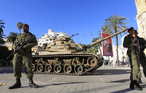 641396_tunisian-army-soldiers-stand-guard-near-a-tank-in-downtown-tunis.jpg