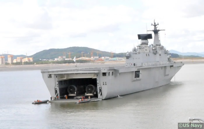 ROKS_Dokdo_class_LPX_LPH_Landing_Platform_Helicopter_Amphibious_Assault_Ship_ROK_Navy_South_Korea_05.jpg