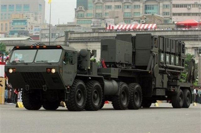 Taiwanese_military_vehicle_loading_Patriot_2_missile_in_Taipei_military_parade_001.jpg