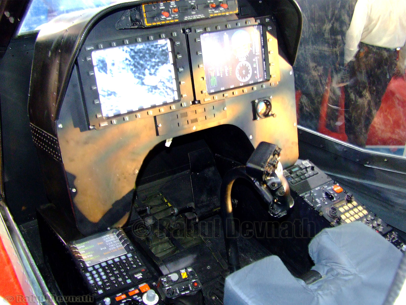 المروحية الهجومية الخفيفة الهندية Light Combat Helicopter! LCH_Front_Cockpit
