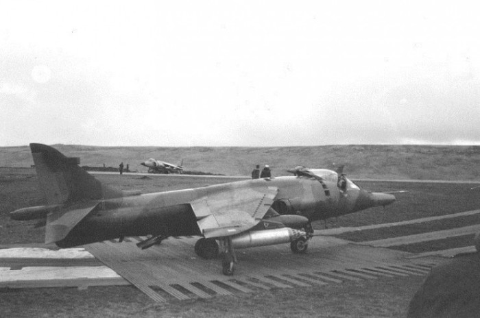 san-carlos-fob-falkland-islands-harrier-and-helicopter-operations-06-740x491.jpg
