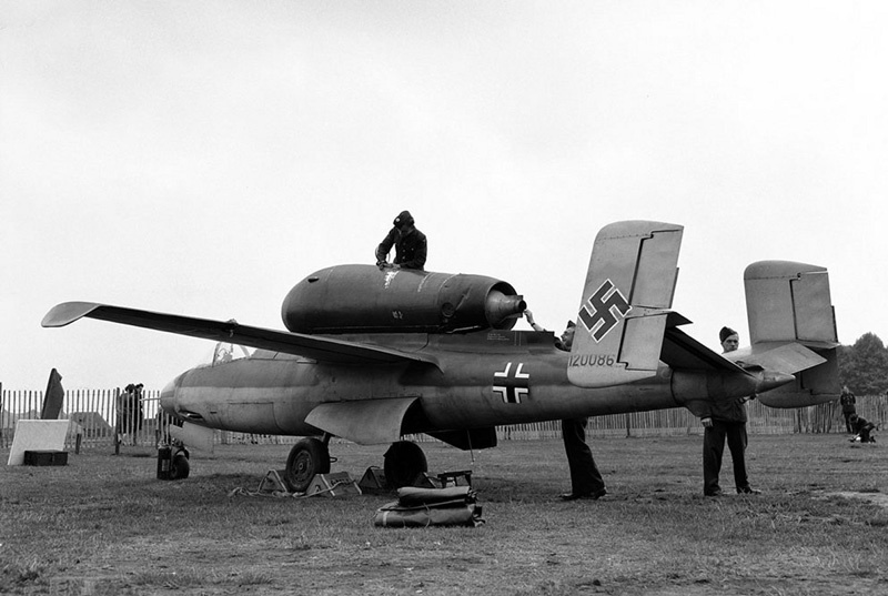 1945-great-britain-london-hyde-park-heinkel-he-162-volksjaeger-1.jpg
