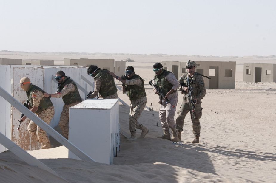 US_soldiers_with_Kuwaiti_troops_conduct_joint_air_assault_exercise_925_002.jpg