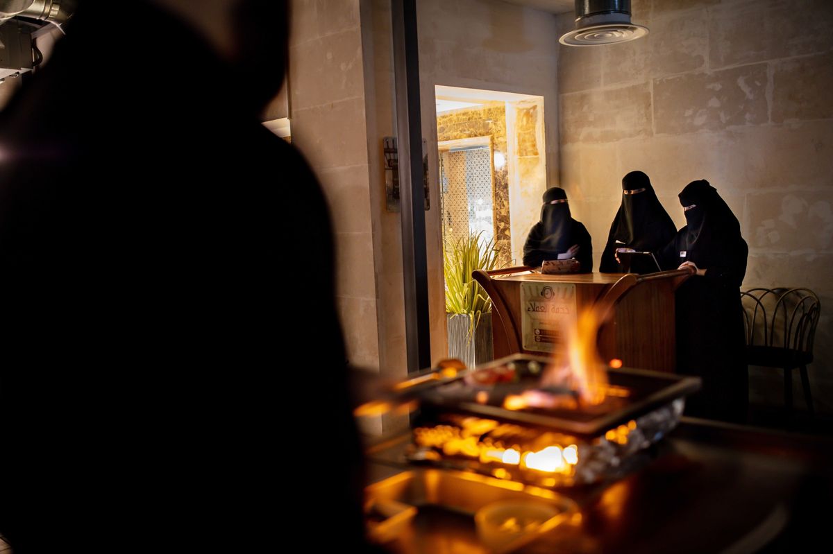 سعوديات يعملن في مكتب استقبال أحد المطاعم في بريدة ، المملكة العربية السعودية.