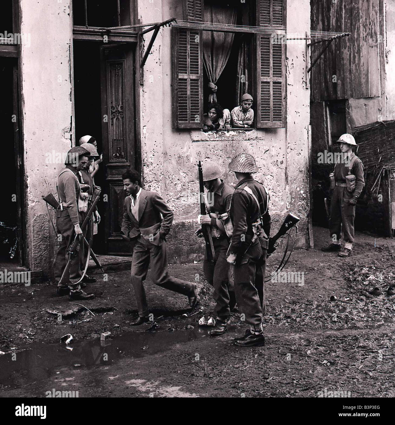 suez-crisis-1956-troops-of-d-company-1st-battalion-argyll-and-sutherland-B3P3EG.jpg