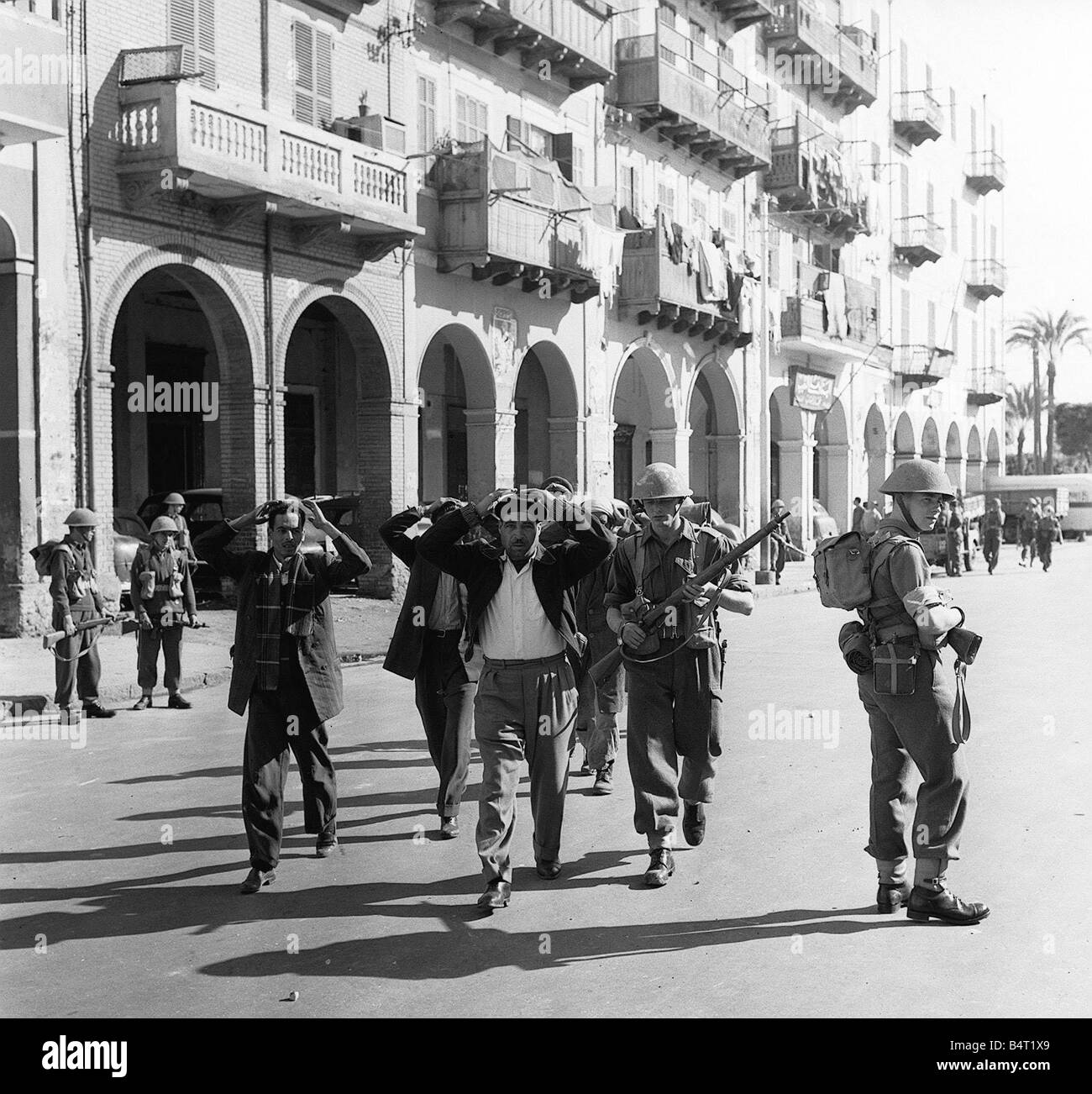 suez-crisis-1956-troops-assisted-by-cid-officers-from-cyprus-search-B4T1X9.jpg