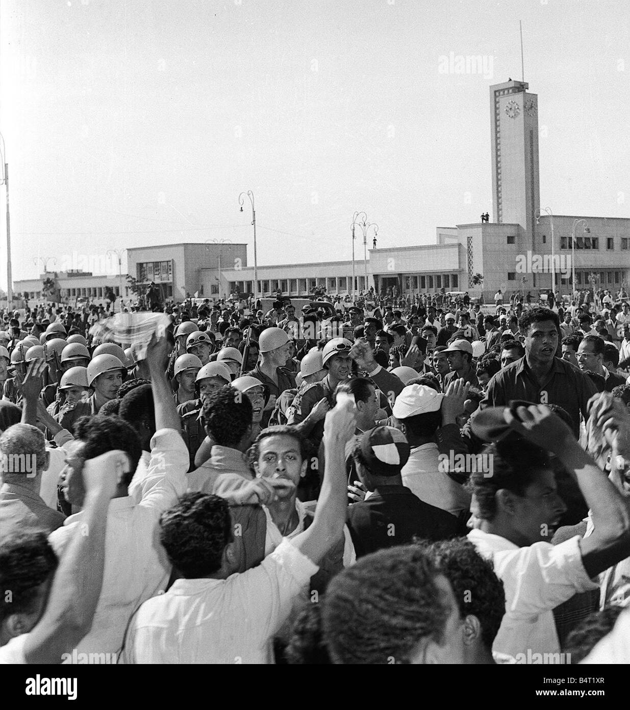 suez-crisis-1956-demonstrations-and-riots-as-united-nations-forces-B4T1XR.jpg