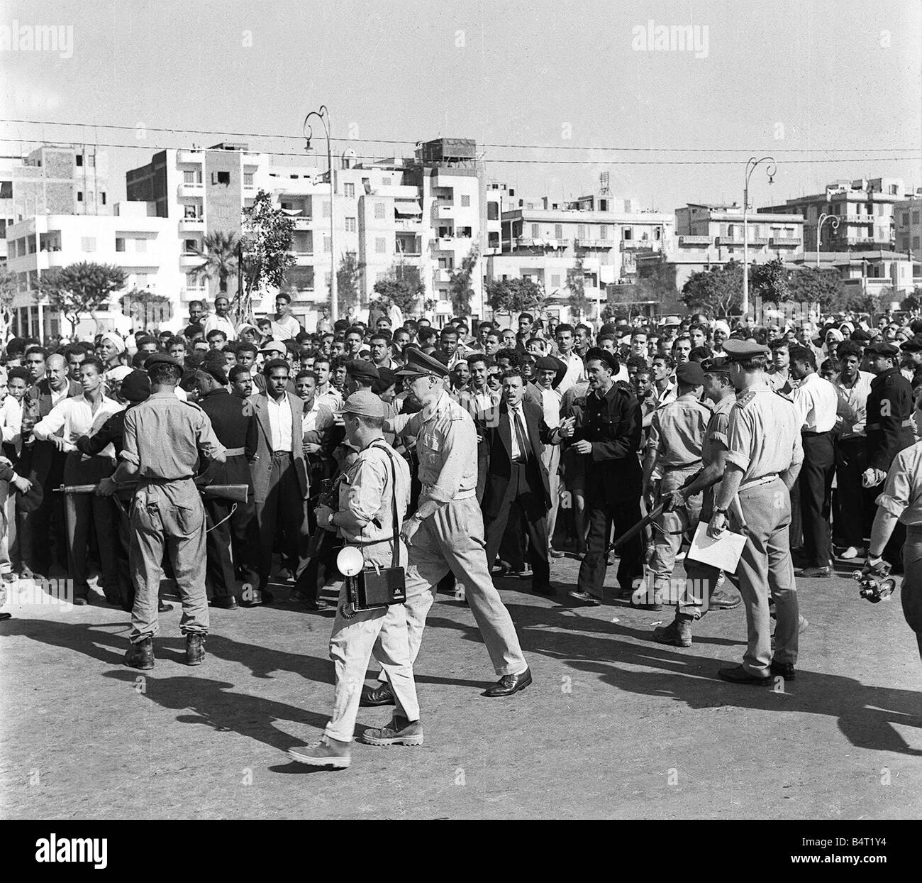 suez-crisis-1956-demonstrations-and-riots-as-united-nations-forces-B4T1Y4.jpg