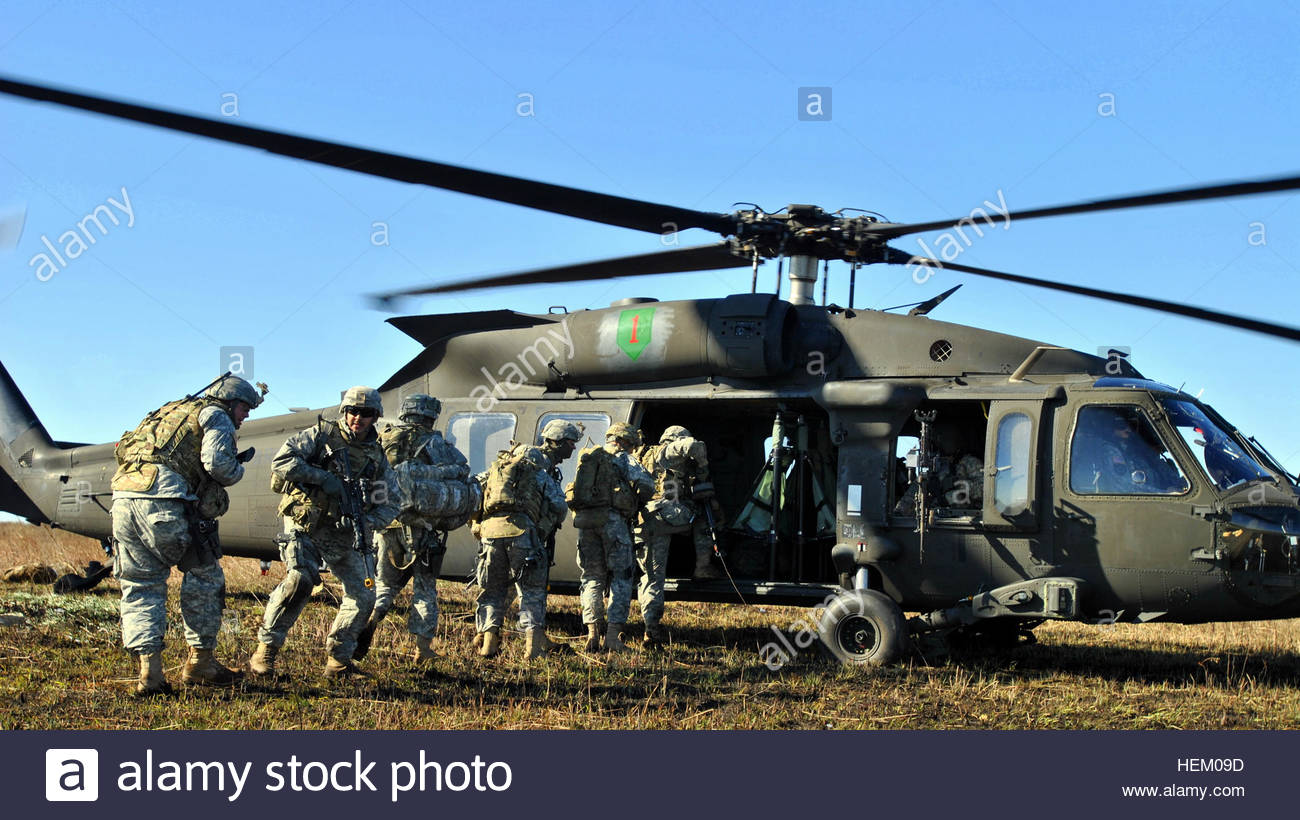 un-uh-60-black-hawk-a-partir-de-la-3e-bataillon-dhelicopteres-dassaut-1er-regiment-daviation-laviation-de-combat-1re-division-dinfanterie-brigade-prend-position-en-tant-que-soldats-de-la-97e-bataillon-de-la-police-militaire-charger-lappareil-gamme-complete-de-formation-permet-aux-soldats-de-la-cabine-pour-offrir-une-formation-aux-forces-terrestres-tout-en-assurant-lentrainement-des-pilotes-et-des-chefs-dequipage-en-meme-temps-us-photo-de-larmee-par-le-sgt-keven-parry-cab-1er-inf-div-affaires-publiques-3-1-ahb-cauchemars-support-air-assault-488516-hem09d.jpg