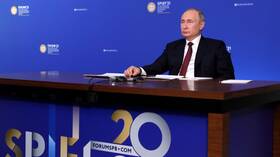 بوتين: روسيا لا تسعى للاستغناء عن الدولار