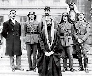 الأمير فيصل في مؤتمر السلام في باريس عام 1919 (عن يمينه ت.و. لورانس)