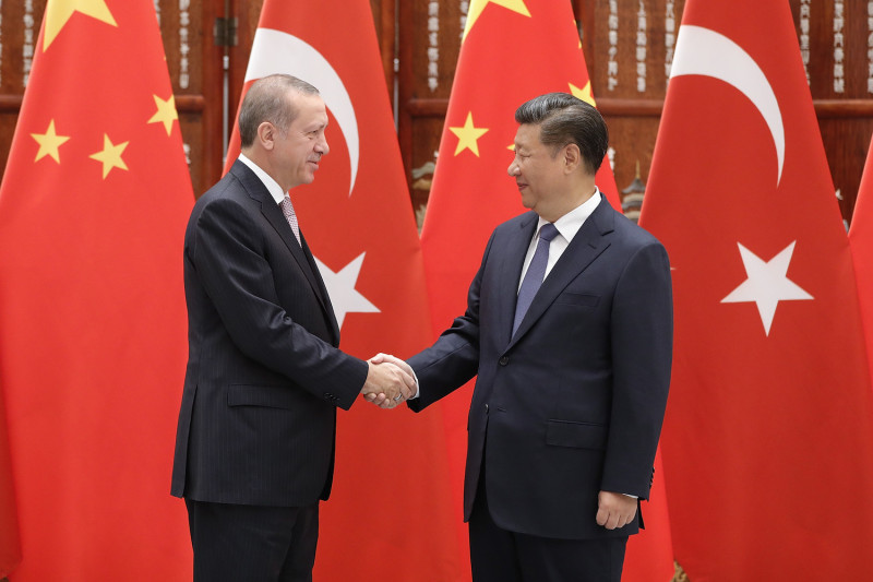 الرئيس الصيني شي جين بينغ يصافح الرئيس التركي رجب طيب أردوغان قبل اجتماعهما في 3 سبتمبر 2016 في هانغتشو ، الصين.
