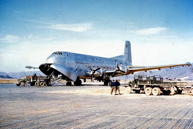 800px-C-124-A-unloading-during-Korean-War.jpg