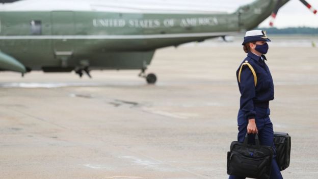 يرافق الرئيس الأمريكي مساعد عسكري يحمل الحقيبة النووية التي تحوي شفرات الترسانة النووية