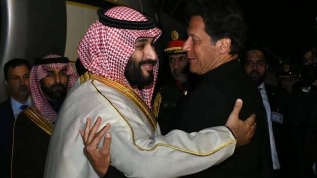 ولي العهد السعودي محمد بن سلمان لاقى استقبالا ً حافلا من رئيس الوزراء الباكستاني عمران خان في فبراير/شباط 2019.